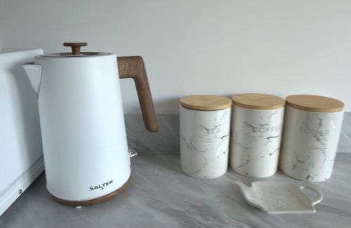 Rosliston House | Rivoli Brook, Stylish 3-Bed House ideal for Work & Family Stays