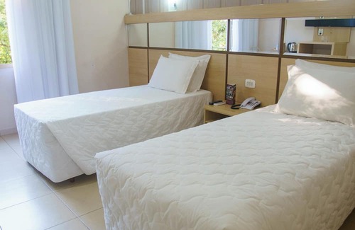 Foz do Iguacu City Centre Hotel | Bright & Modern Twin Room Near Itaipu Dam and Three Borders Landmark