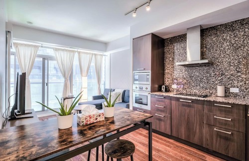 Toronto Entertainment District Apartment | York Street Suites Toronto