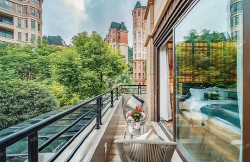 Emeishan House | Heinemann Hotel courtyard or terrace king room A206— with a jacuzzi and a local