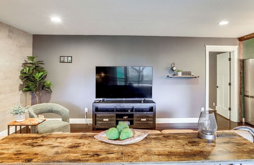 Pleasant Valley Apartment | Commuter-Friendly Vancouver Rental w/Yard