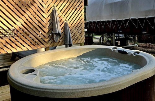 Jefferson House | Beautiful Rustic Wagon with Modern Interior and Outdoor Hot Tub for a Unique Romantic Getaway near Lake O' the Pines, Texas