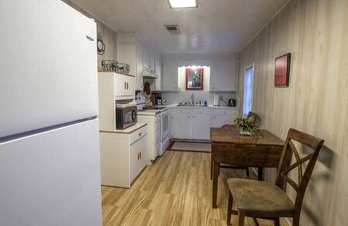 Karnack Cottage | Riverfront Cottage with Fire Pit and Cozy Interior Perfect for Groups in Texas