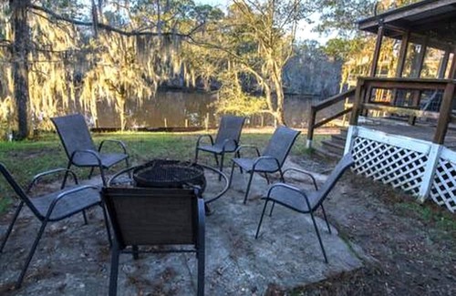 Karnack Cottage | Riverfront Cottage with Fire Pit and Cozy Interior Perfect for Groups in Texas