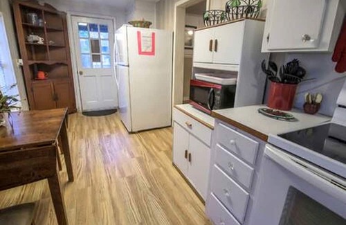 Karnack Cottage | Riverfront Cottage with Fire Pit and Cozy Interior Perfect for Groups in Texas