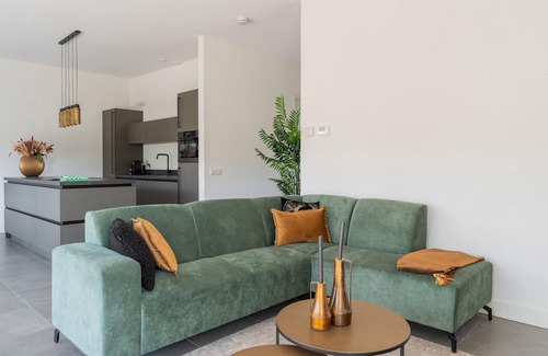 Zeewolde House | Stylish 6-person waterfront villa with three bathrooms, open kitchen with cooking island, and private dock – combining space and comfort.