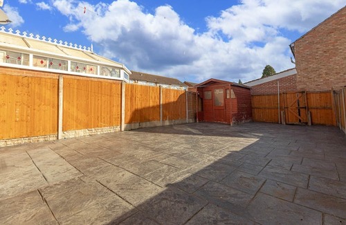 Exhall House | Spacious & Modern 4-Bed Home – Sleeps 7