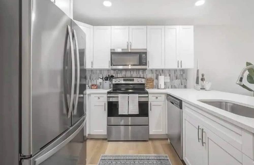 Apollo Beach House | Waterfront-Family & Pet Friendly for 6