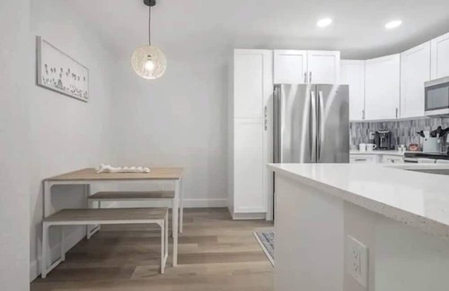 Apollo Beach House | Waterfront-Family & Pet Friendly for 6