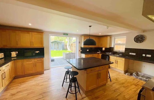 Gorleston-on-Sea House | Amber House - Stunning 8 Bedroom House