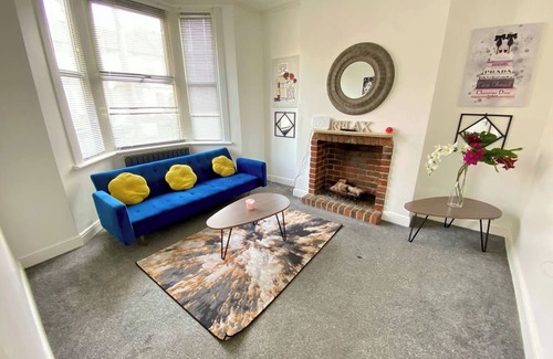 Selhurst House | Glamorous Spacious House