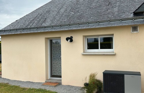 Neant-sur-Yvel House | Holiday Home "Nid Douillet" with Wi-Fi