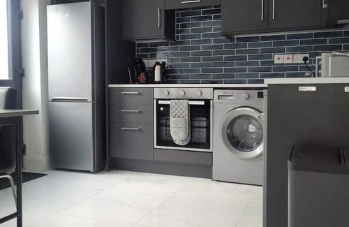 Westport Apartment | Spacious 1-bed Apartment, 4 rooms, free parking, central location