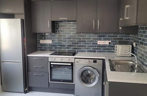 Westport Apartment | Spacious 1-bed Apartment, 4 rooms, free parking, central location