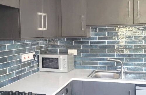 Westport Apartment | Spacious 1-bed Apartment, 4 rooms, free parking, central location