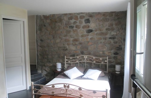 Saint-Julien-Labrousse Bed & Breakfast | Guest Room "Room 1 – Valériane" with Shared Pool, Communal Terrace and Wi-Fi