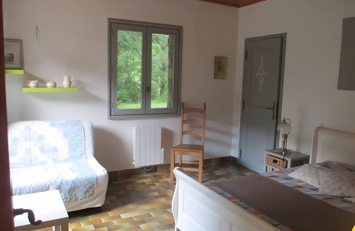 Saint-Julien-Labrousse Bed & Breakfast | Guest Room "Room 1 – Valériane" with Shared Pool, Communal Terrace and Wi-Fi