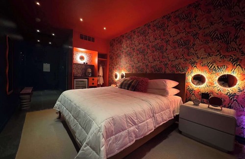 Cherokee Triangle Hotel | Hotel Hilo - Room 201