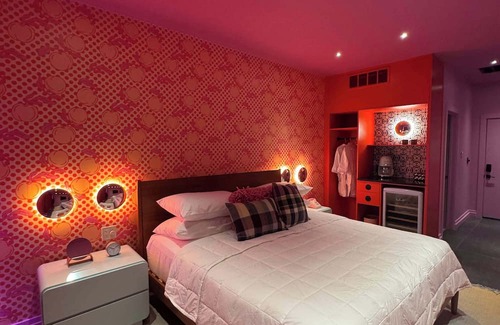 Cherokee Triangle Hotel | Hotel Hilo - Room 202