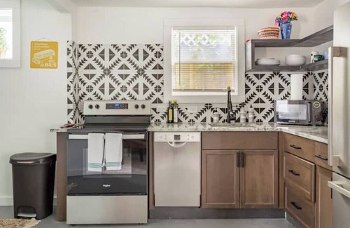 Southtown Cottage | Charming cottage with AC in lovely San Antonio