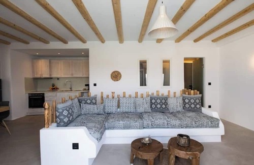 Ano Mera House | Deluxe 3 Bedroom Villa with Private Outdoor Pool