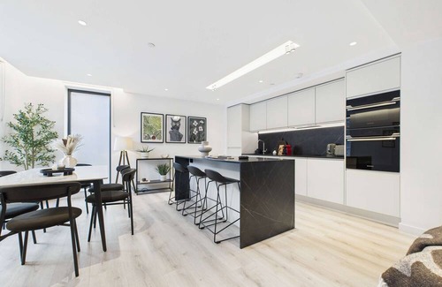 Cathedrals Apartment | Edgy & Modern Balcony Apartment by Borough Market