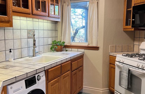 Auburn Cottage | 1 Bed/1 Bath Cottage King Bed Fireplace Yard Pets OK Quiet Private