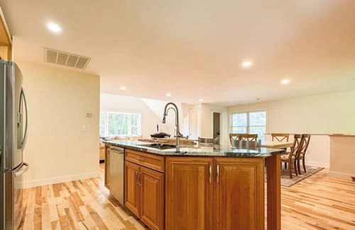 West Lebanon House | Hollis- Queen Beds-In-Unit Laundry-Peace and Quiet