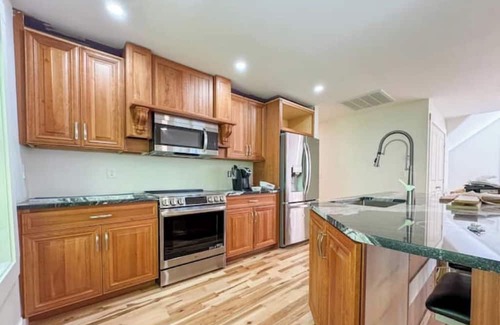 West Lebanon House | Hollis- Queen Beds-In-Unit Laundry-Peace and Quiet