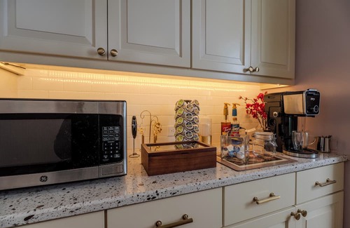 Southwest Raleigh House | The Oberlin Palais-Welcome to your Home Away from Home-A 7BR 10BA Hidden Gem with Premium Amenities nestled in the Heart of Raleigh.