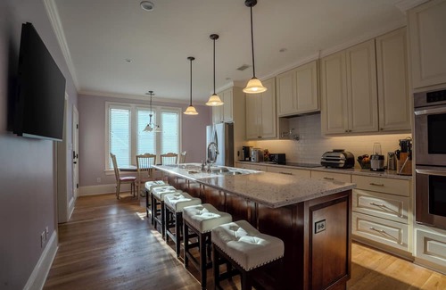 Southwest Raleigh House | The Oberlin Palais-Welcome to your Home Away from Home-A 7BR 10BA Hidden Gem with Premium Amenities nestled in the Heart of Raleigh.