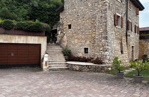 Colognola ai Colli Villa | Villa in the rock, 5000 m2 of garden, 4 bedrooms, immersed in the vineyards