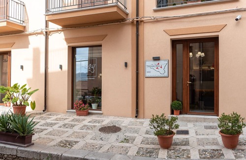 Caccamo Apartment | Accessible Double Room with Balcony, Wi-Fi, and Air Conditioning