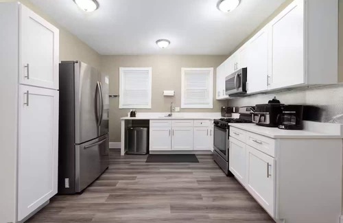 Hartford House | Best Private Group Stay - Sleep 16+ 3 Levels with 3 Baths 2 Kitchens