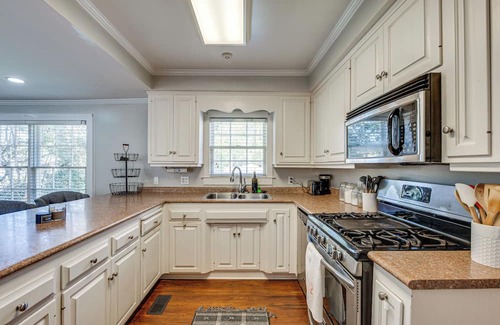 Hahira House | Walk to Dtwn Hahira: Inviting Home w/Pool & Yard!