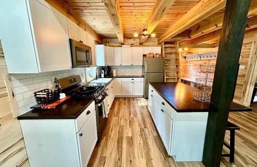 Salol Cabin | Cabin/bunkhouse for hockey teams, bird watchers, ATV/Snowmobilers, family events