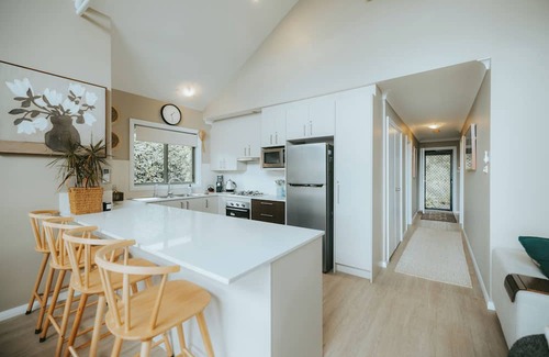 Kangaroo Valley Cabin | Jimmy’s Cabin in Kangaroo Valey. Kangaroos, Kookaburras, sleeps 4!