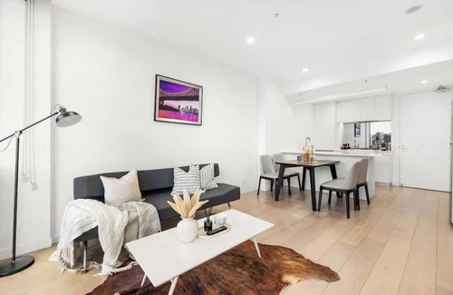 Spring Hill Apartment | Stylish 2BR Retreat Walk to shop & Local Hotspots