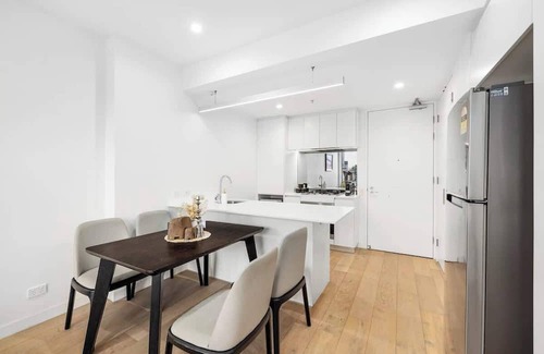 Spring Hill Apartment | Stylish 2BR Retreat Walk to shop & Local Hotspots