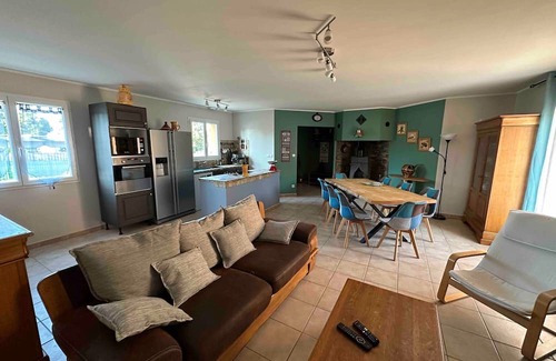 Mejannes-le-Clap House | Holiday Home 'Villa' with Private Pool, Wi-Fi and Air Conditioning