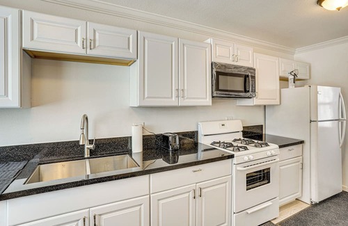 El Rancho House | 12 Mi to Downtown LA: Quiet Getaway w/Patio