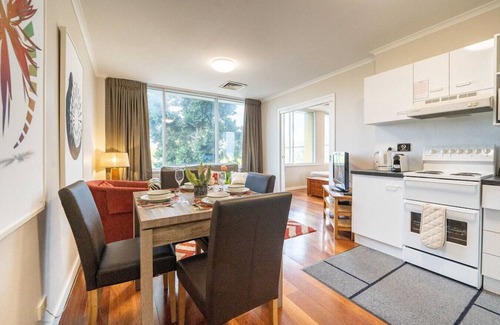 Auchenflower Apartment | Auchenflower 1BR Retreat, Parking Close to UQ & M5