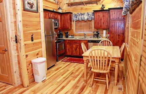 Henlawson Cabin | Deluxe 2 Bedroom Log Cabin