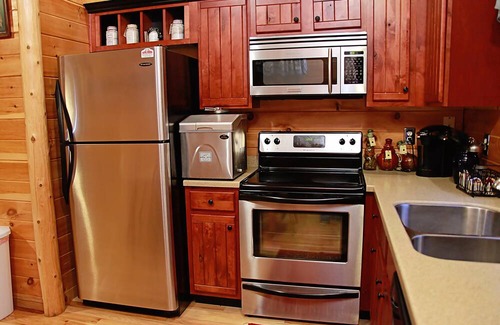 Henlawson Cabin | Deluxe 2 Bedroom Log Cabin