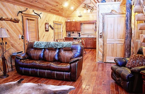 Henlawson Cabin | Deluxe 2 Bedroom Log Cabin