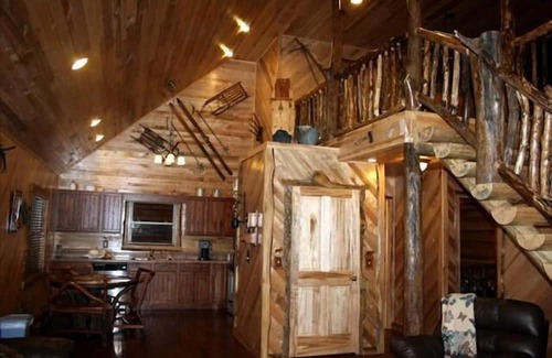 Henlawson Cabin | Deluxe 2 Bedroom Log Cabin
