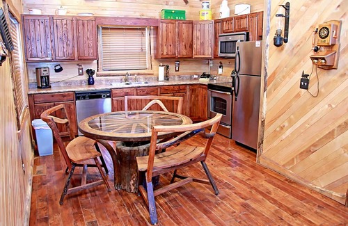 Henlawson Cabin | Deluxe 2 Bedroom Log Cabin