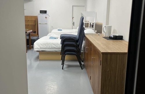 Auckland Apartment | 2 Double and 2 Single in 1 Room