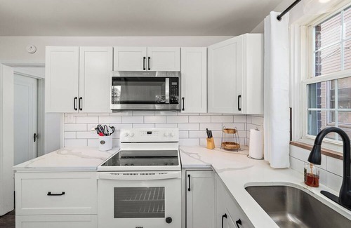 Sewickley House | tCharming Sewickley Village House, 2BR + Office/Futon, Walk to Shops