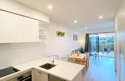 Auckland Apartment | New Townhouse with VIEW - Walking to Botany Center